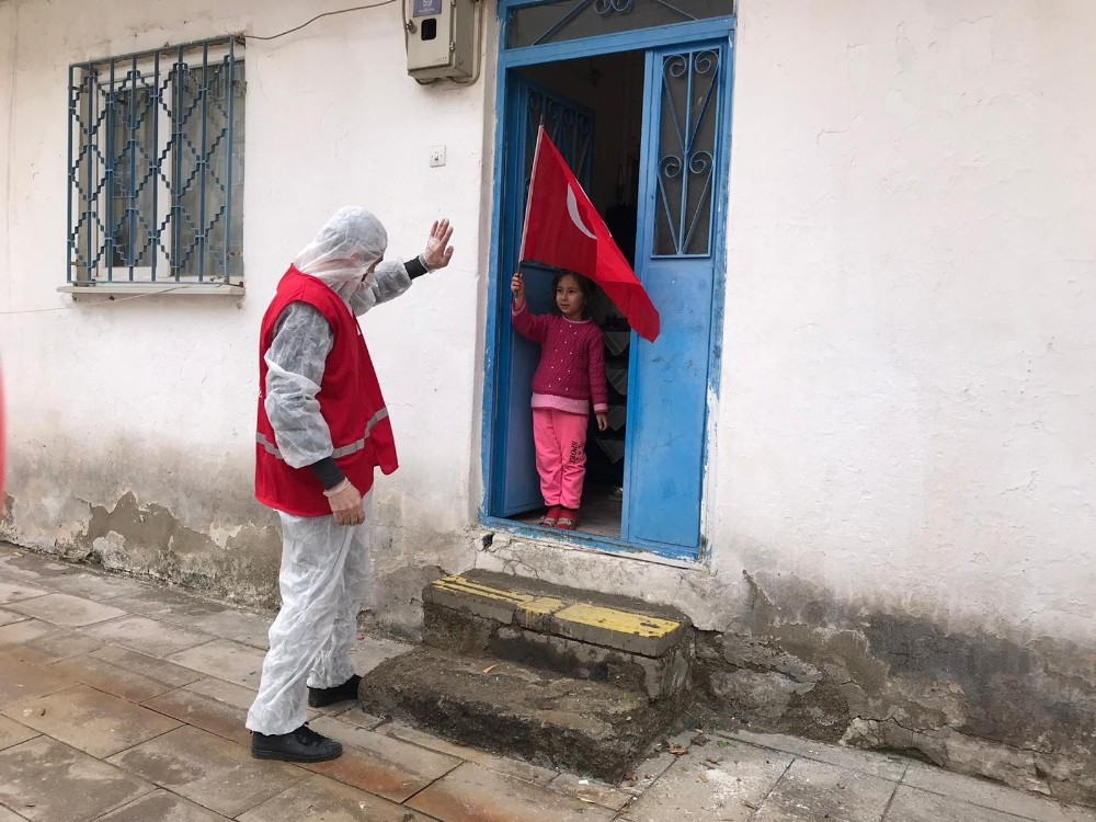 Evde kalan miniklere oyuncak sürprizi 