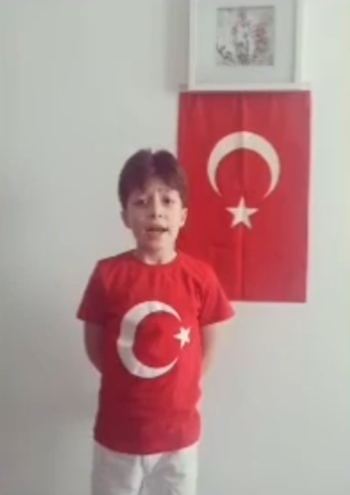 Evde kalan öğrencilerden 23 Nisan klibi 