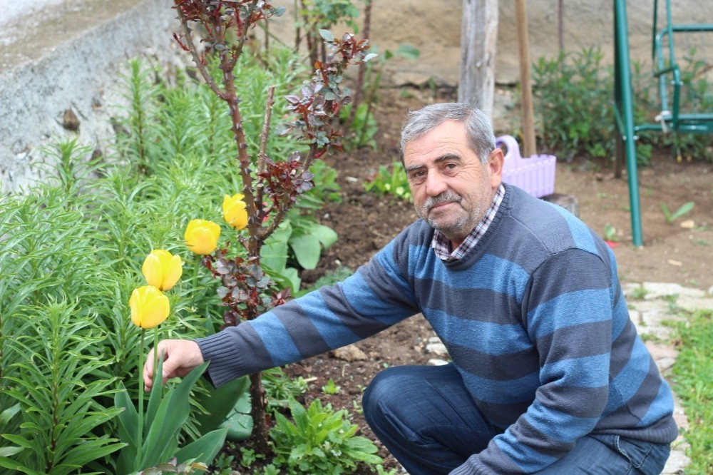 Evde kalan vatandaş kendini bahçesine adadı 