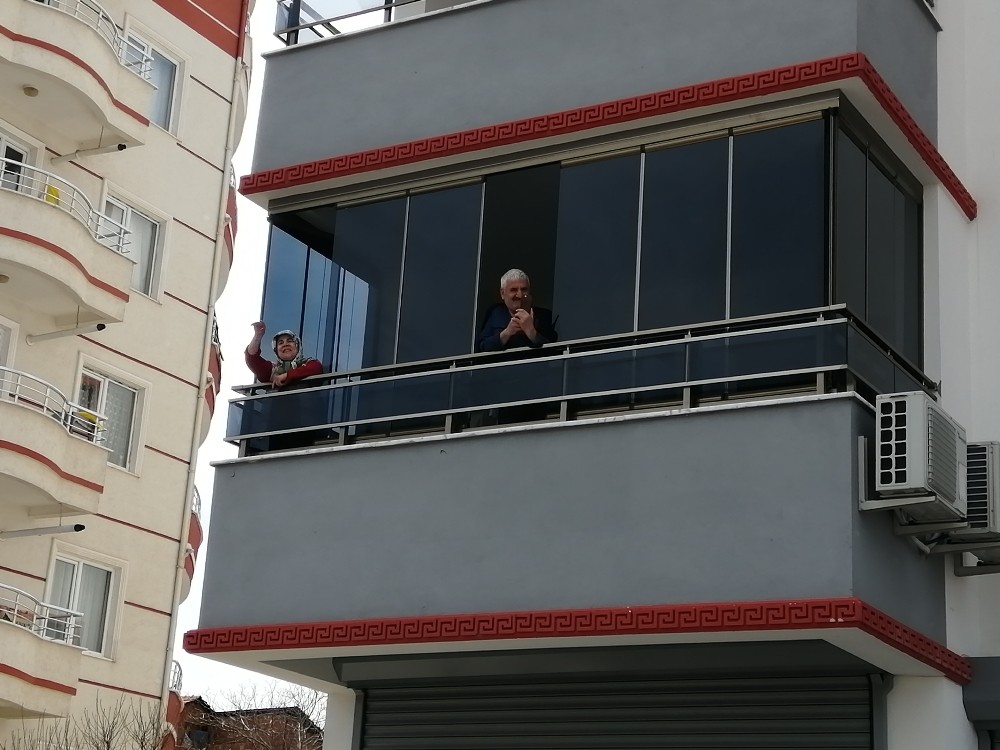 Evde kalan vatandaşlara davul zurnalı moral 