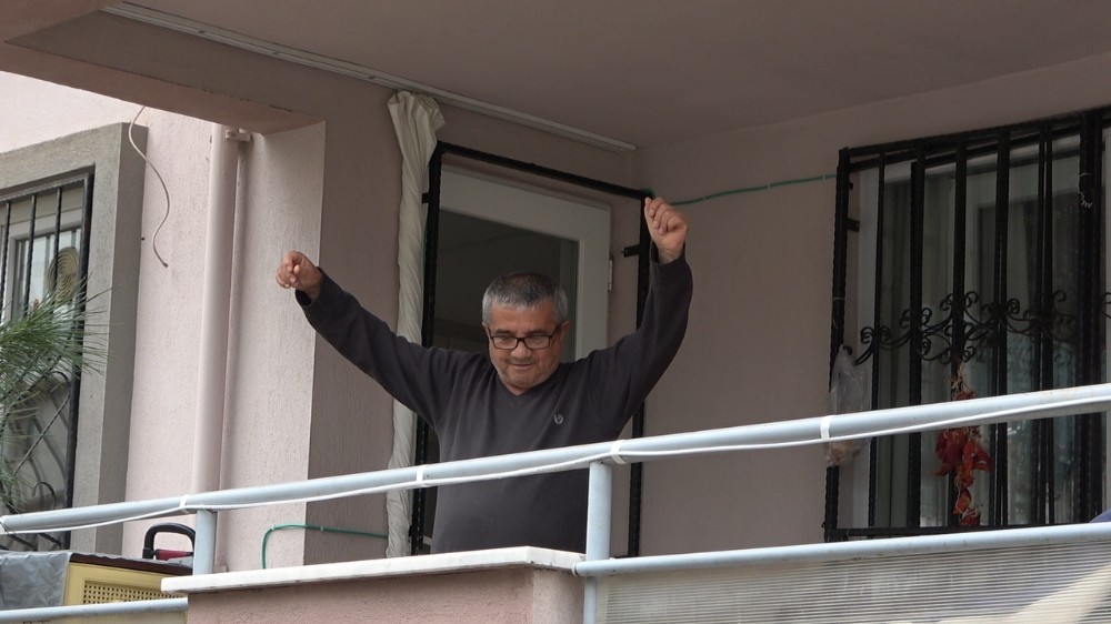 Evde kalan vatandaşlara muhtarlardan davullu, zurnalı eğlence 
