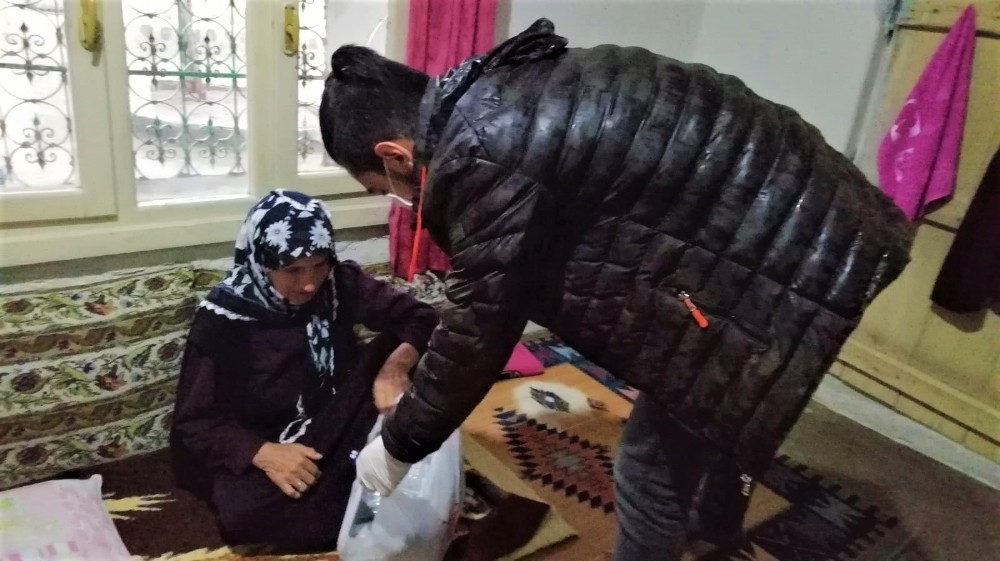 Evde kalan yaşlılar örgü örerek zaman geçiriyor 