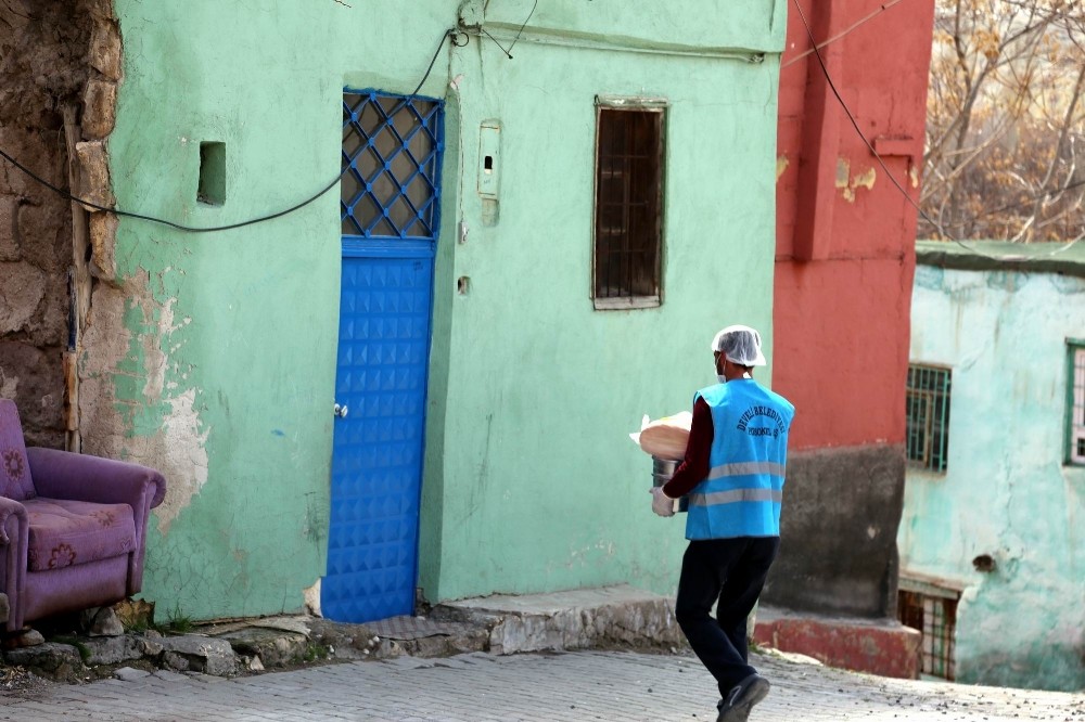 Evde kalan yaşlılara Develi Belediyesi’nden yemek desteği 