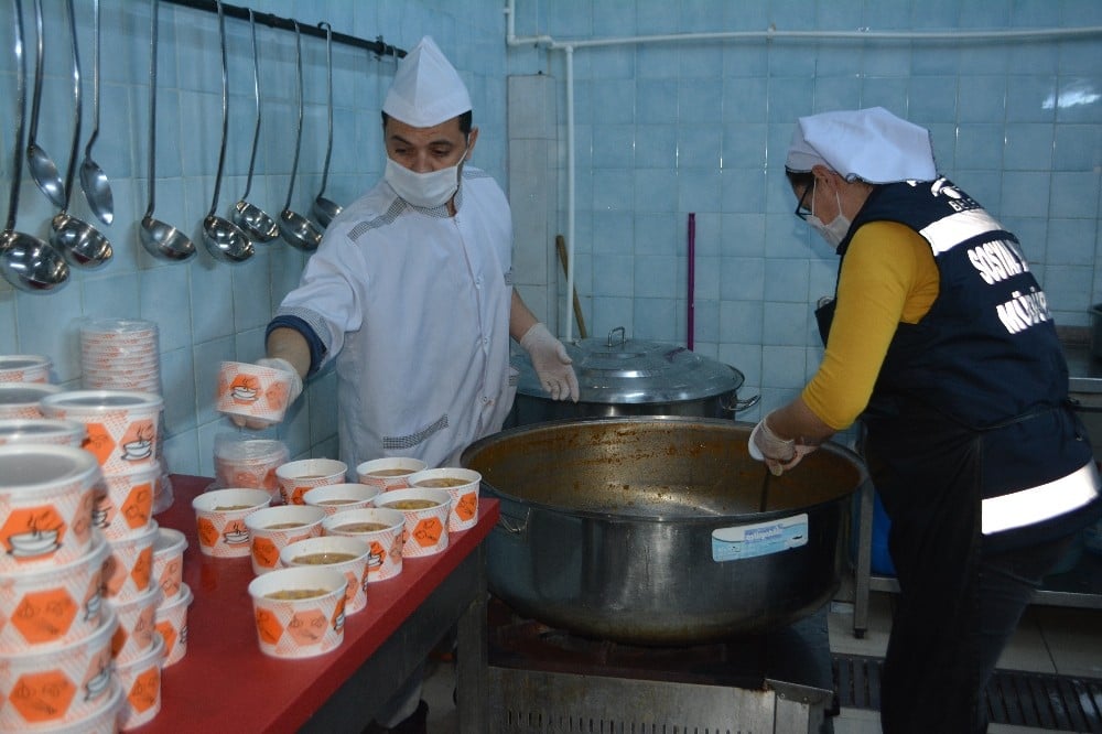 Evde kalan yaşlılara yemek servisi 
