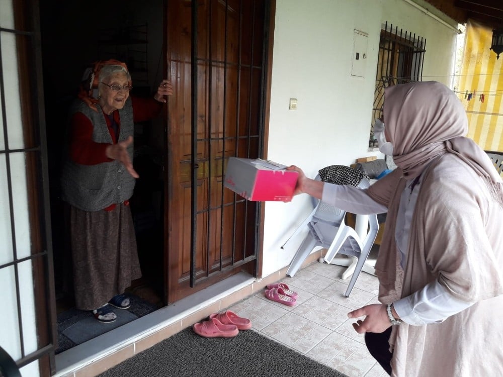 Evde kalan yaşlıların doğum günü kutlandı 