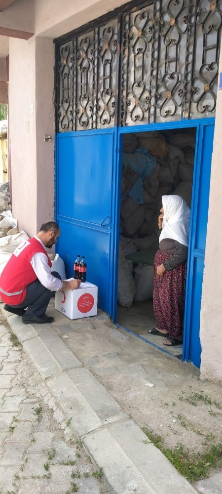 Evde kalanların ihtiyaçlarını onlar karşılıyor 
