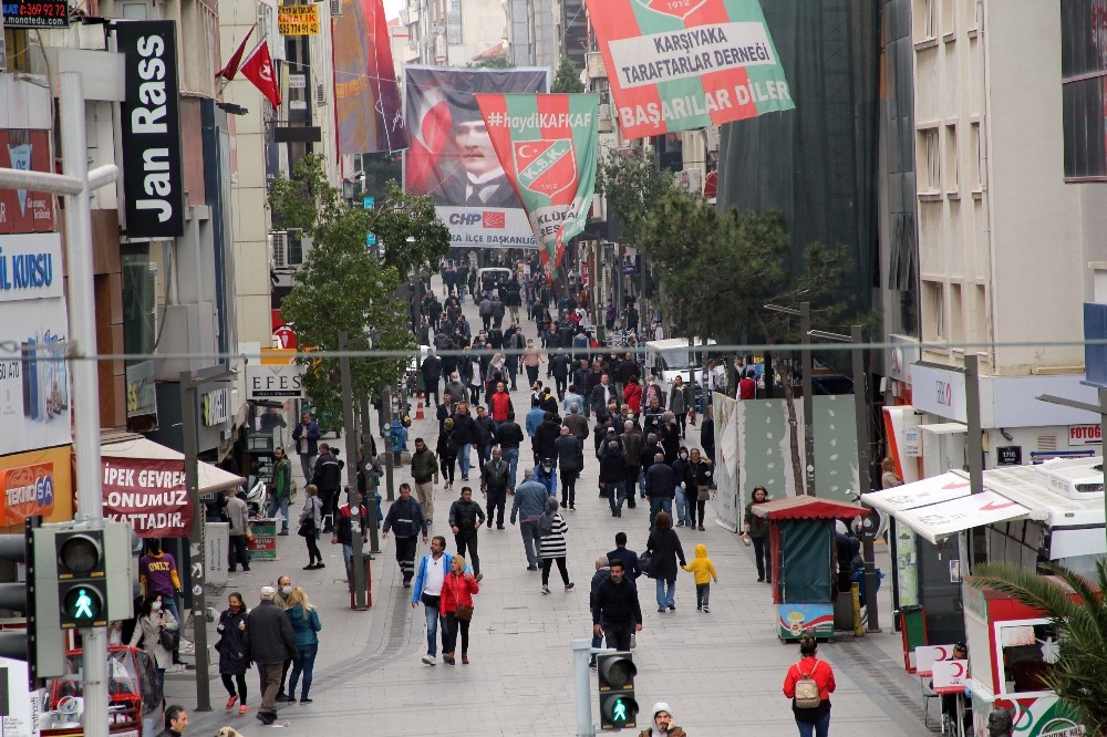 Evde kalın çağrılarına rağmen İzmir’deki yoğunluk göze çarptı 