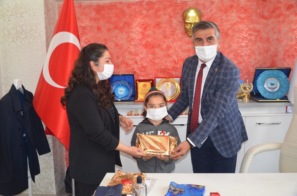 Evde kalıp kitap okuyan öğrenciler çeyrek altınla ödüllendirildi 