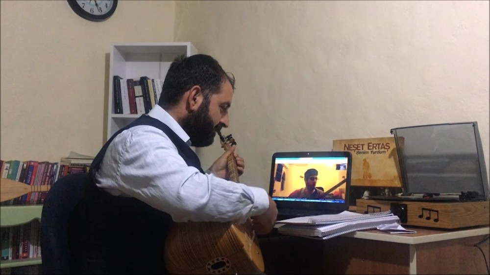 Evde kalıyorlar, koro eğitimini uzaktan alıyorlar 