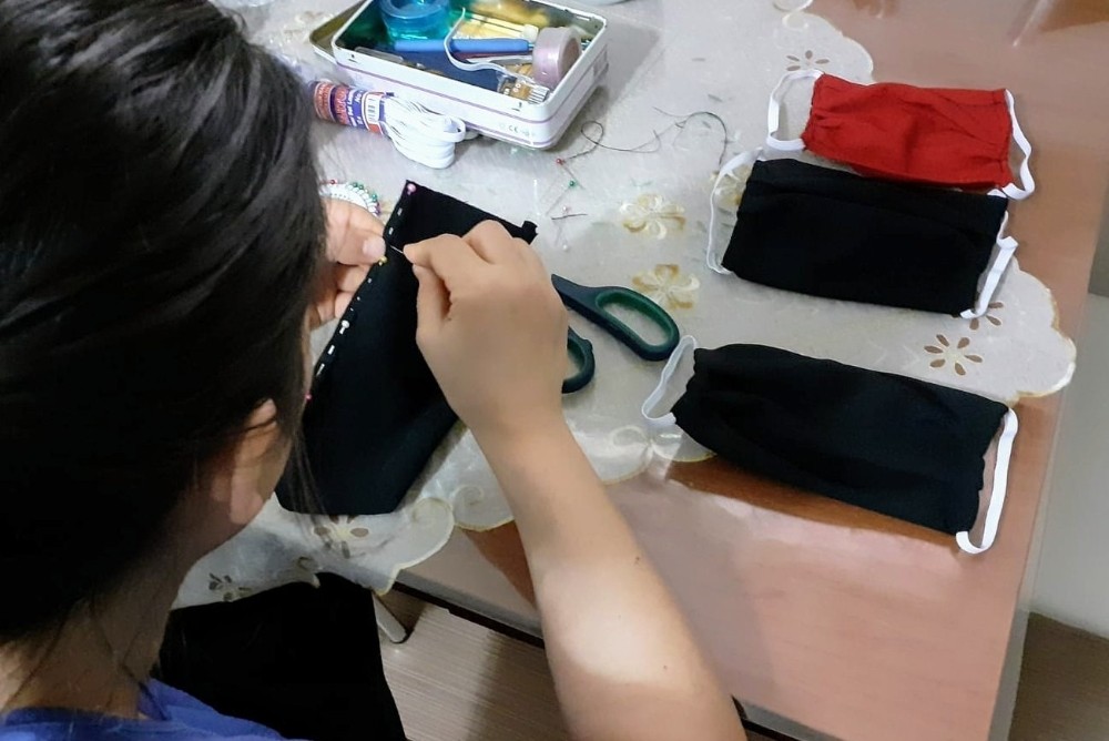 Evde kendi maskelerini yapıyorlar 