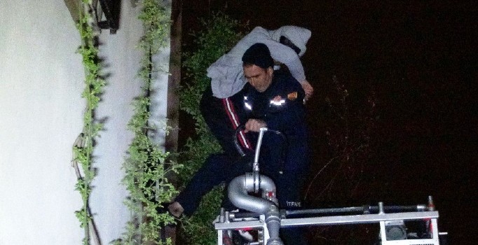 Evde mahsur kalan hırsızı polis kurtardı