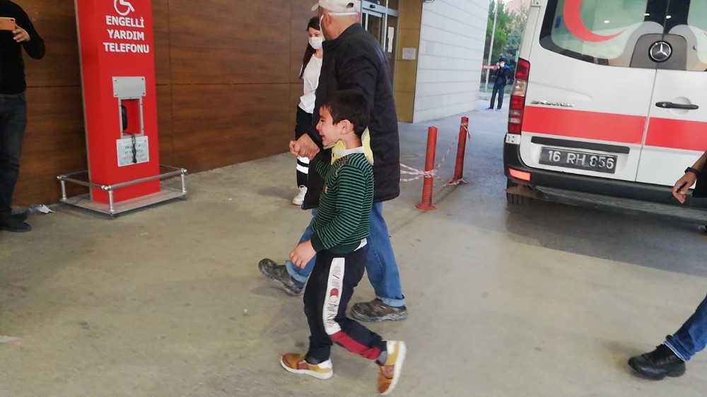 Evde olması gereken çocuk sokakta oynayınca duvardan düşüp yaralandı... 