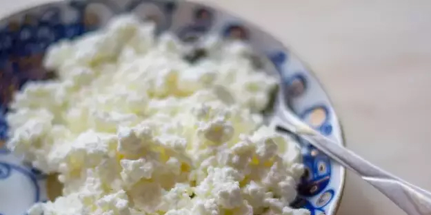 Evde peynir: Mayalı, mayasız, yoğurt ve sirke ile ev yapımı