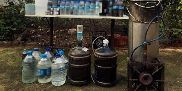 Evde sahte rakı üretip, kahvede satan 2 kişiye gözaltı