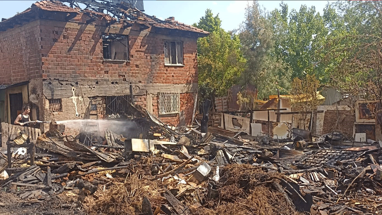 Evde sigara yakarken tutuşturduğu perdeyi pencereden dışarı attı, iki evi birden yaktı!