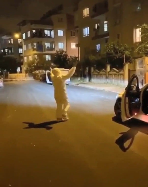 Evde sıkılan ablası için koruyucu tulumla açık hava konseri verdi 