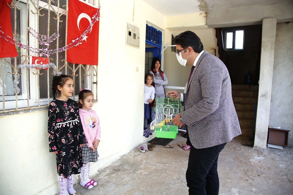 Evde sıkılan iki kız kardeşin sosyal medya üzerinden istedikleri kuşu belediye başkanı getirdi 