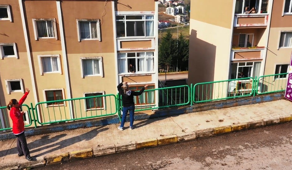Evde sıkılan kadınlara pencereden egzersiz yaptırdılar 