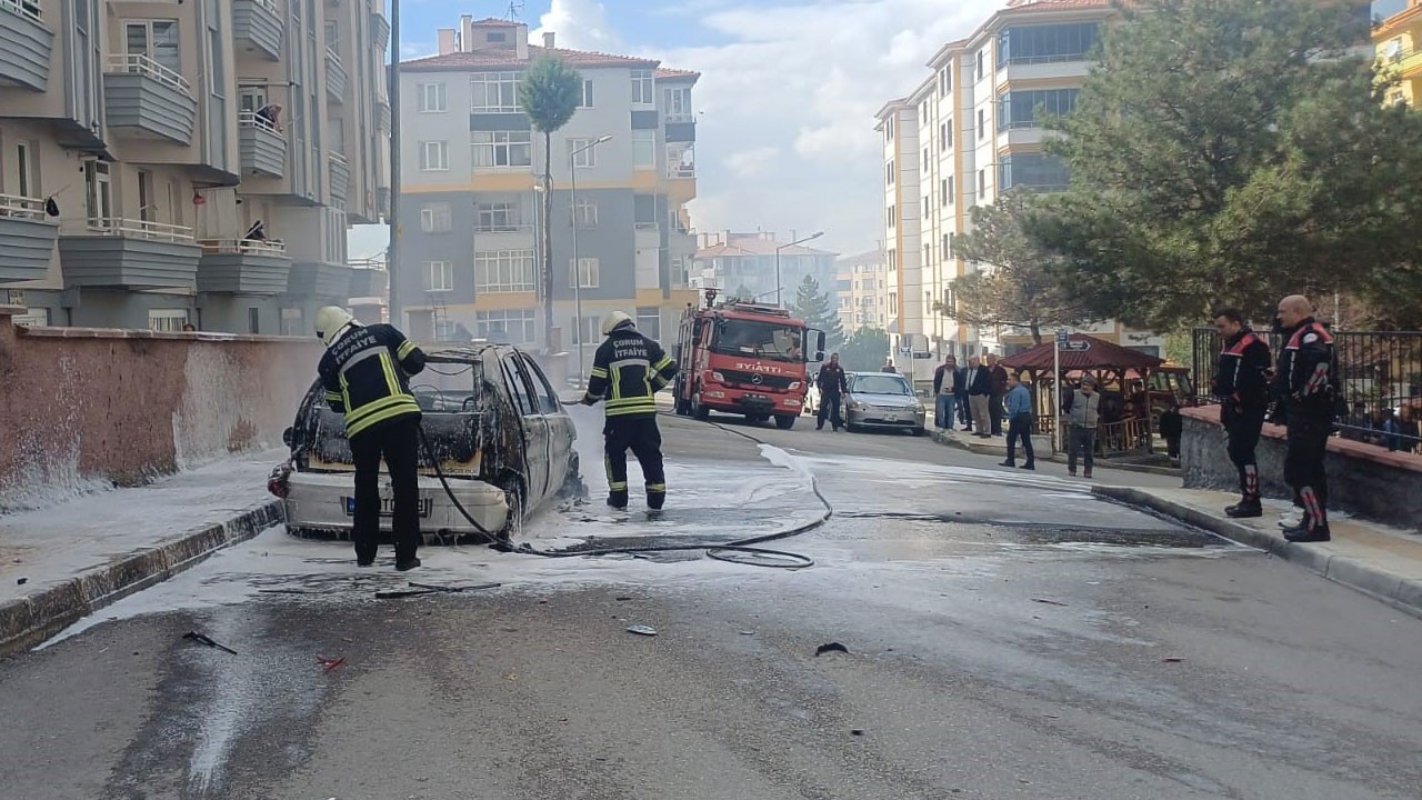 Evde tartışan kadın sokağa çıkıp kocasının otomobilini yaktı