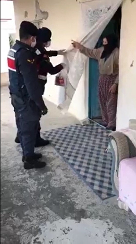 Evde tek yaşayan kadının ilaçlarını jandarma tedarik etti 