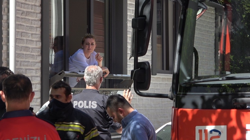 Evde telef olan kedi polis ve itfaiyeyi alarma geçirdi 