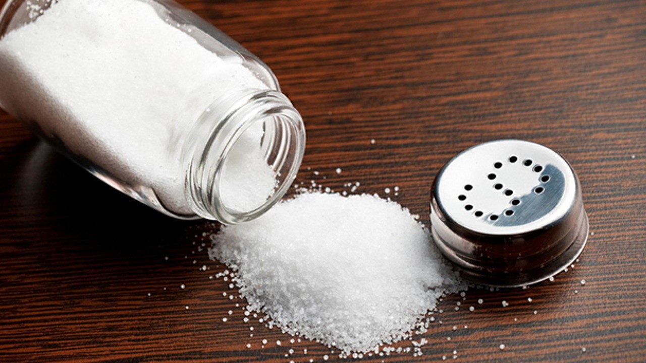 Evde tuz yakmak bakın ne işe yarıyor: Duyunca avuç avuç yakacaksınız
