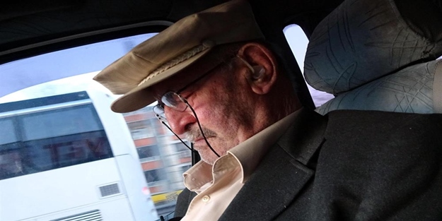 Evde uyuyamayan babasını bakın nerede uyuttu!