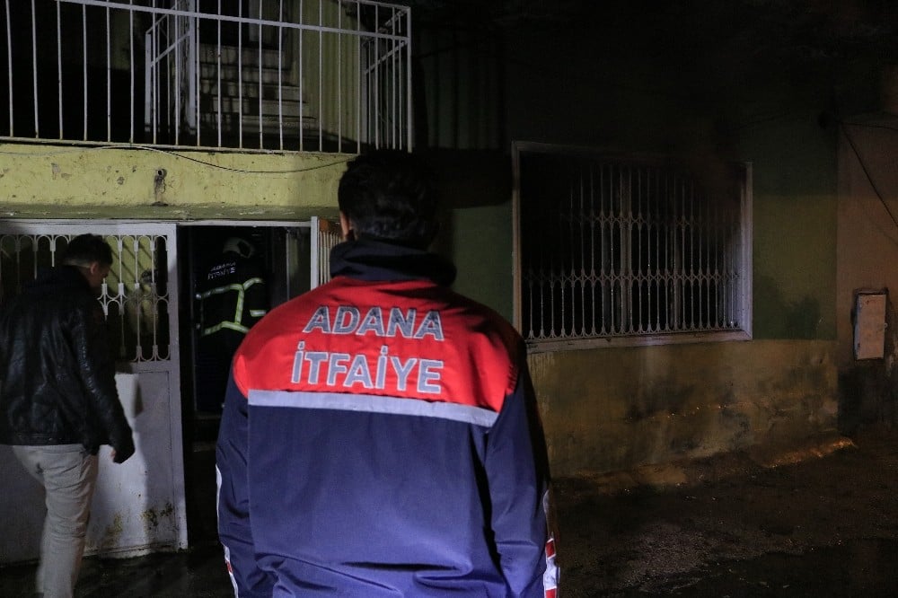 Evde yalnız yaşayan kişi uykusunda yangına yakalandı 