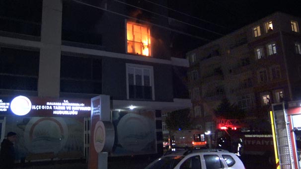 Evde yangın çıktı... 4 kişi hastanelik oldu