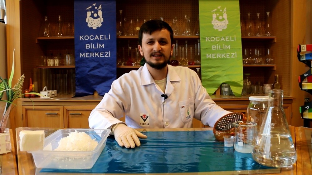 ‘EvdeKal Atölyeleri’ öğretirken eğlendiriyor 