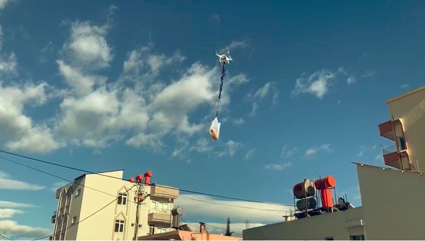 Evden çıkamadı, alışveriş için evden markete drone yolladı 