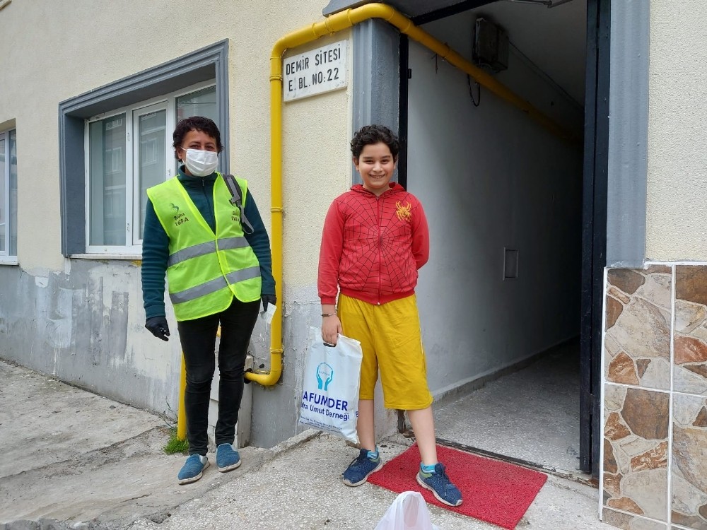 Evden çıkamayan 13. yaşındaki Doğanay’a doğum günü pastası 