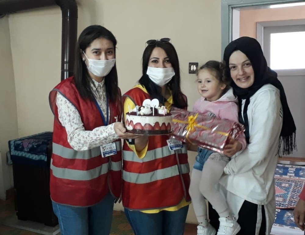 Evden çıkamayan 3 yaşındaki Zeynep’e doğum günü sürprizi 