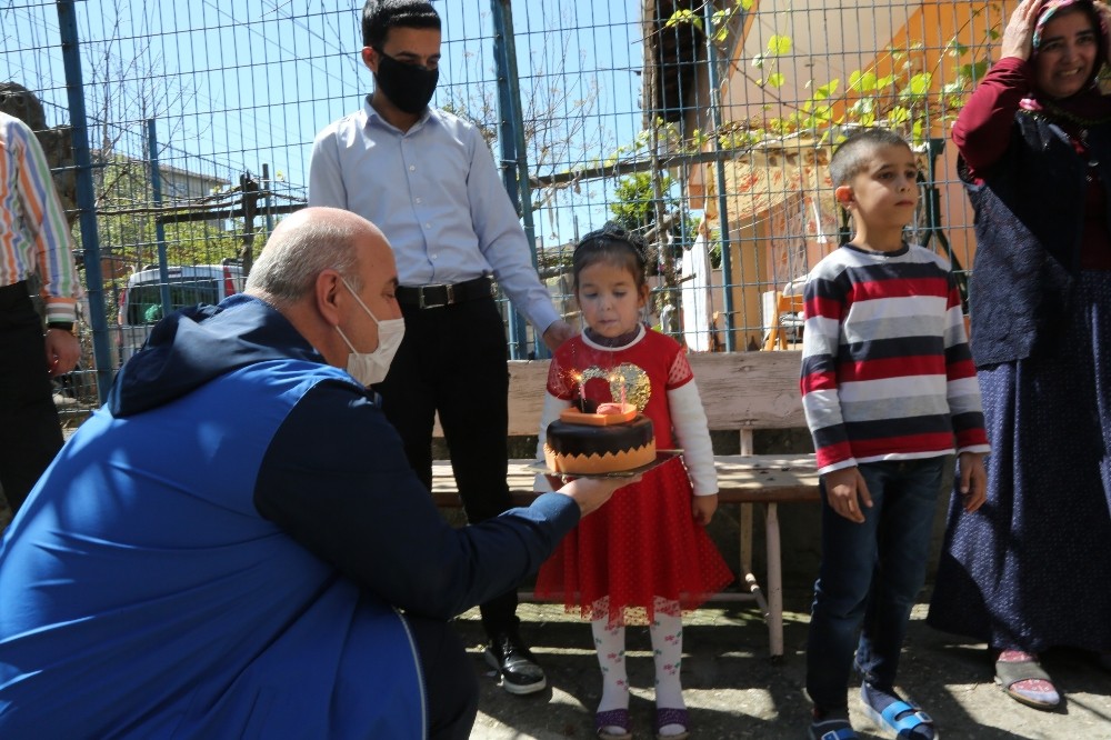 Evden çıkamayan 5 yaşındaki Zeliha’ya belediye başkanından sürpriz 
