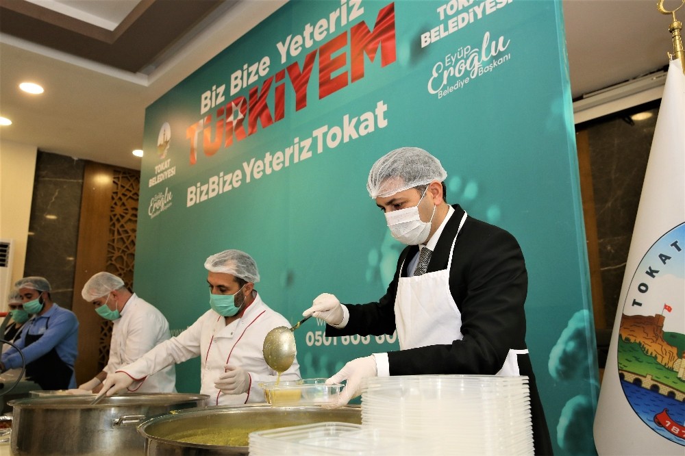 Evden çıkamayan 600 kişiye sıcak yemek 