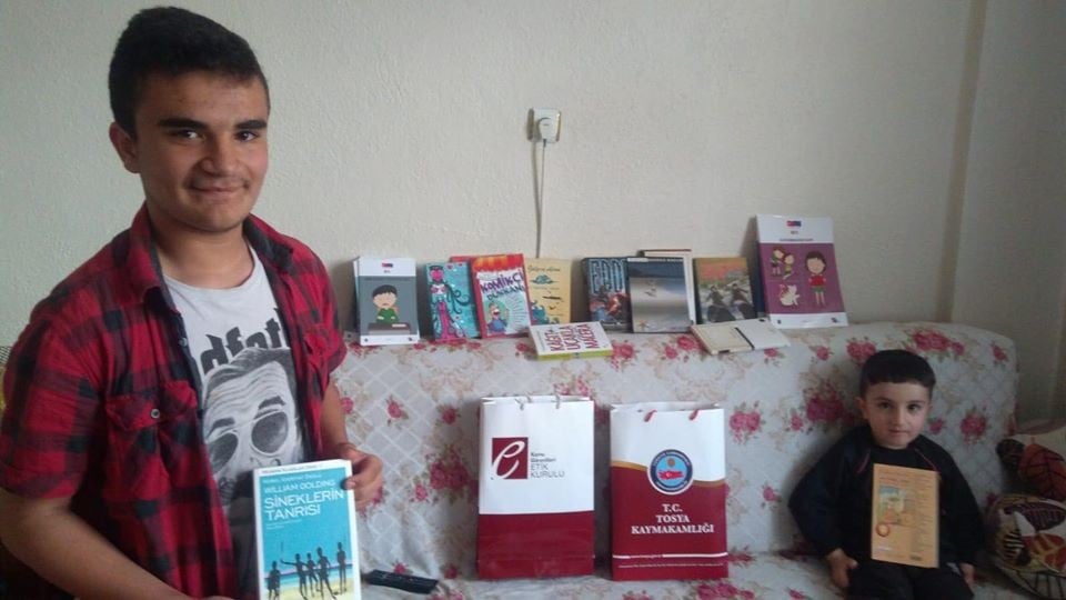 Evden çıkamayan çocuk kaymakamdan kitap istedi 
