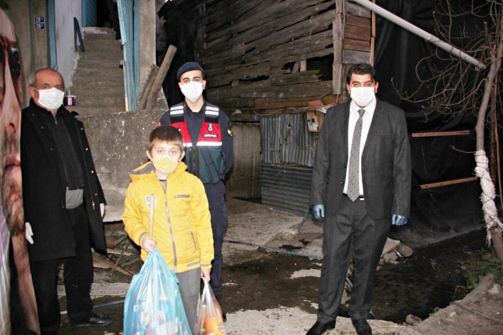 Evden çıkamayan çocuk, ‘yasal hakkım’ diyerek jandarmadan cips istedi 