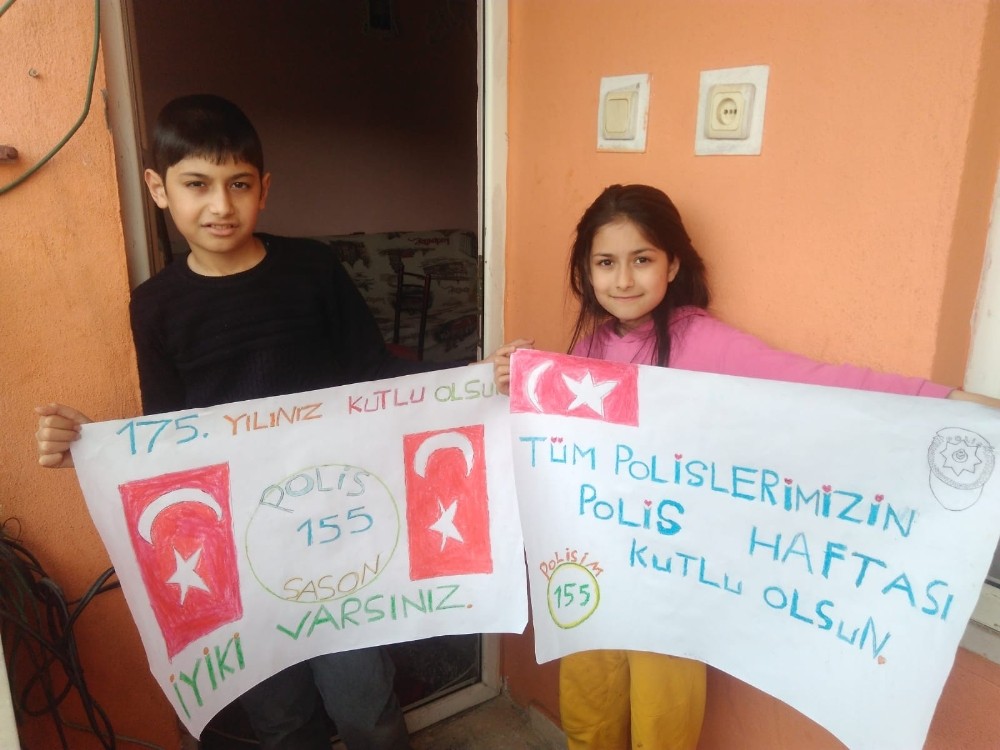 Evden çıkamayan çocuklar Polis Haftasını balkondan kutladı 
