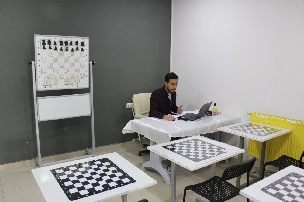 Evden çıkamayan çocuklara online satranç eğitimi 