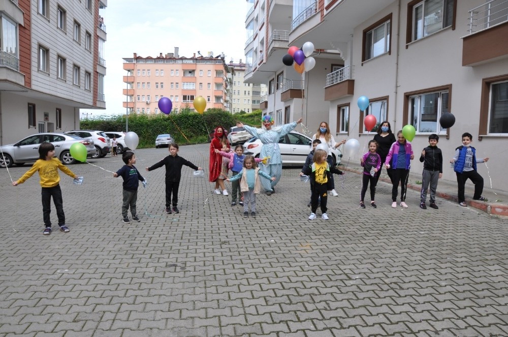 Evden çıkamayan çocuklara Palyaçolu sürpriz 