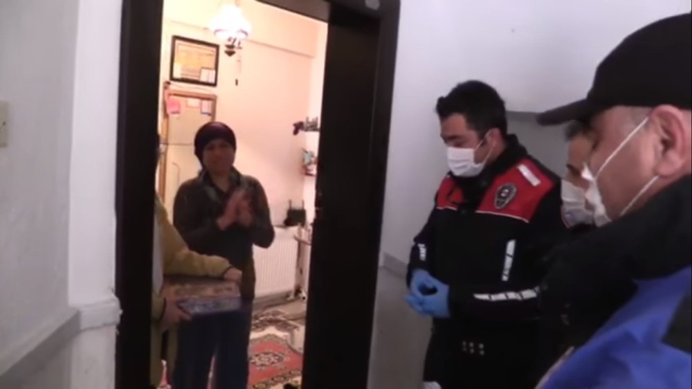 Evden çıkamayan genç kıza polis zeka oyunu getirdi 
