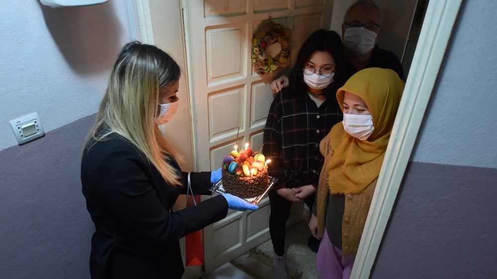 Evden çıkamayan gencin pastası ayağına geldi 