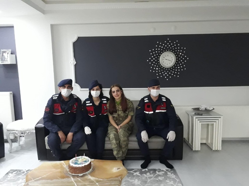 Evden çıkamayan kıza jandarmadan doğum günü sürprizi 