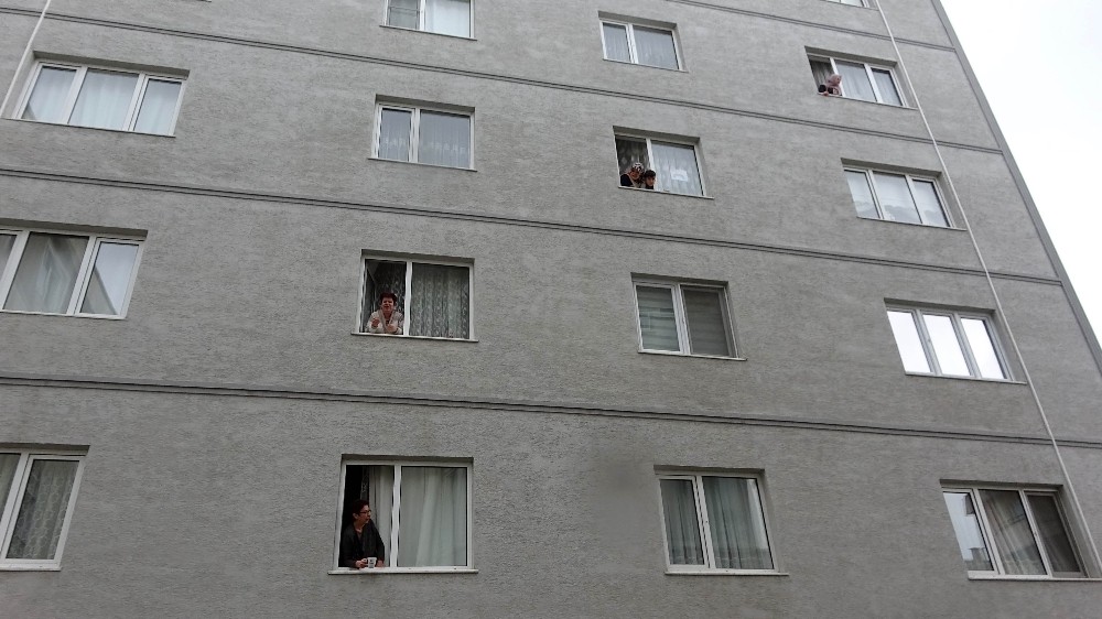 Evden çıkamayan komşular camdan cama gün yaptı 