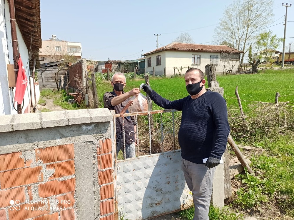 Evden çıkamayan köylüye muhtar tek tek ekmek dağıttı 