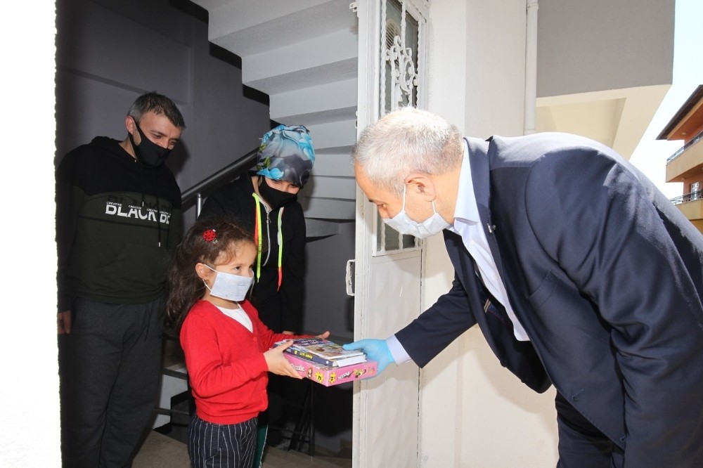 Evden çıkamayan Miray’ın okuma kitabını Başkan Büyükgöz aldı 