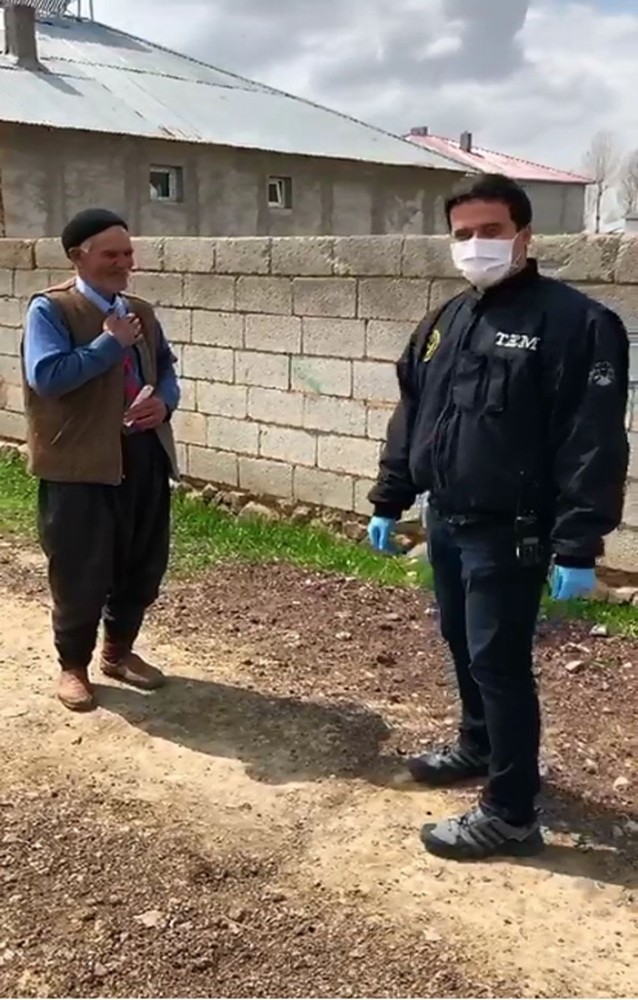 Evden çıkamayan yaşlı adamdan ‘Biz Bize Yeteriz Türkiyem’ kampanyasına destek 