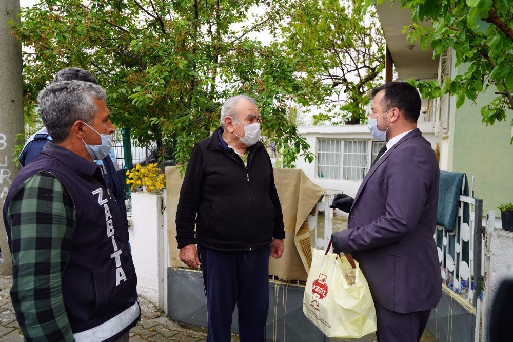 Evden çıkamayan yaşlı kadına doğum günü sürprizi 