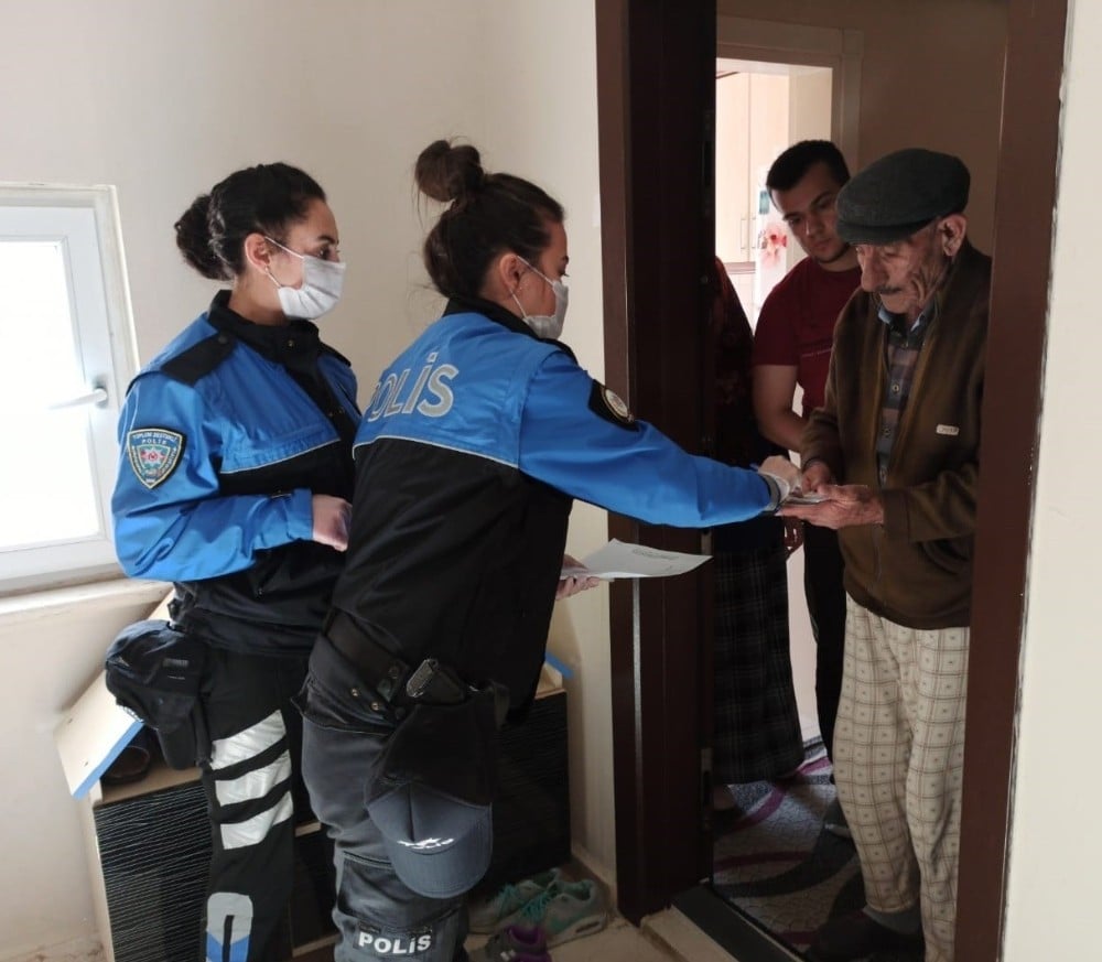 Evden çıkamayan yaşlıların ihtiyacını polis karşılıyor 