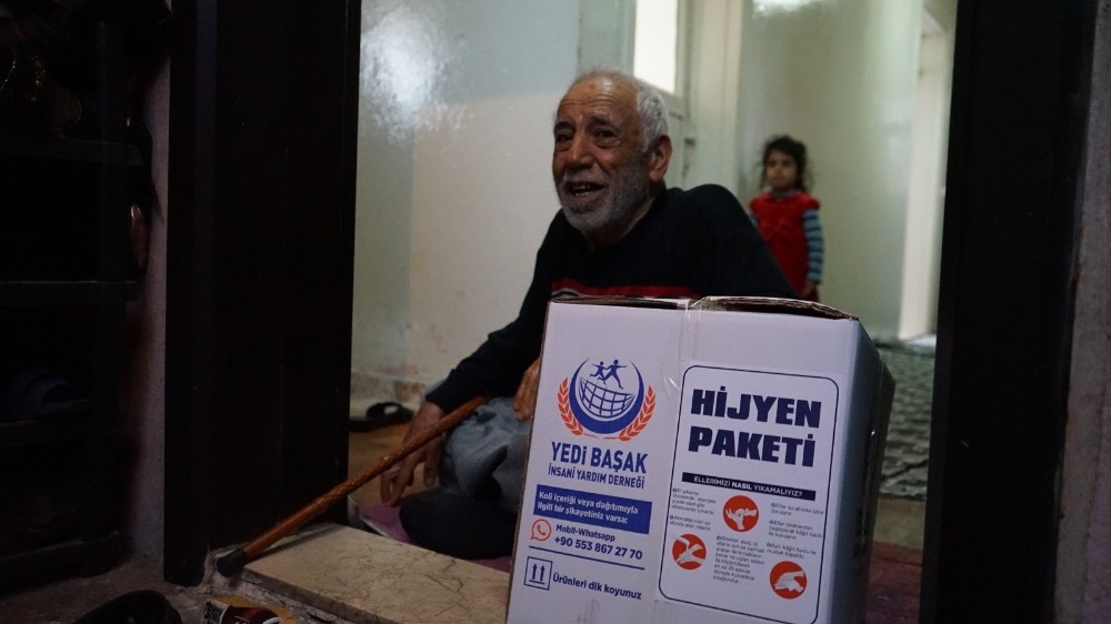 Evden çıkamayanlara gıda ve hijyen paketi Yedi Başak’tan 